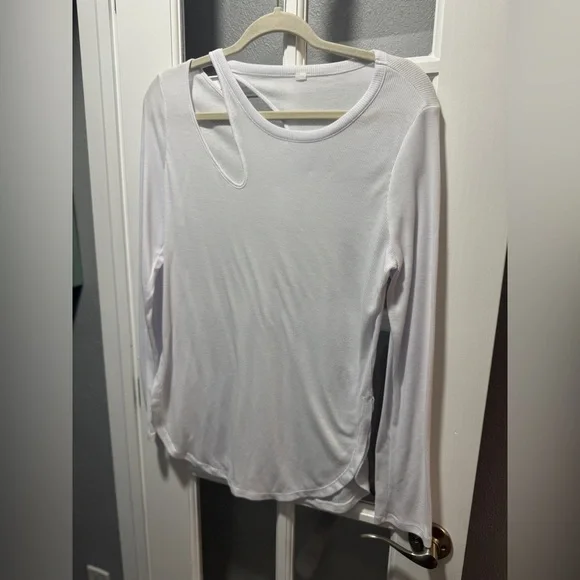 Alo Peak Cutout Long Sleeve T-Shirt in White - Picture 3 of 9